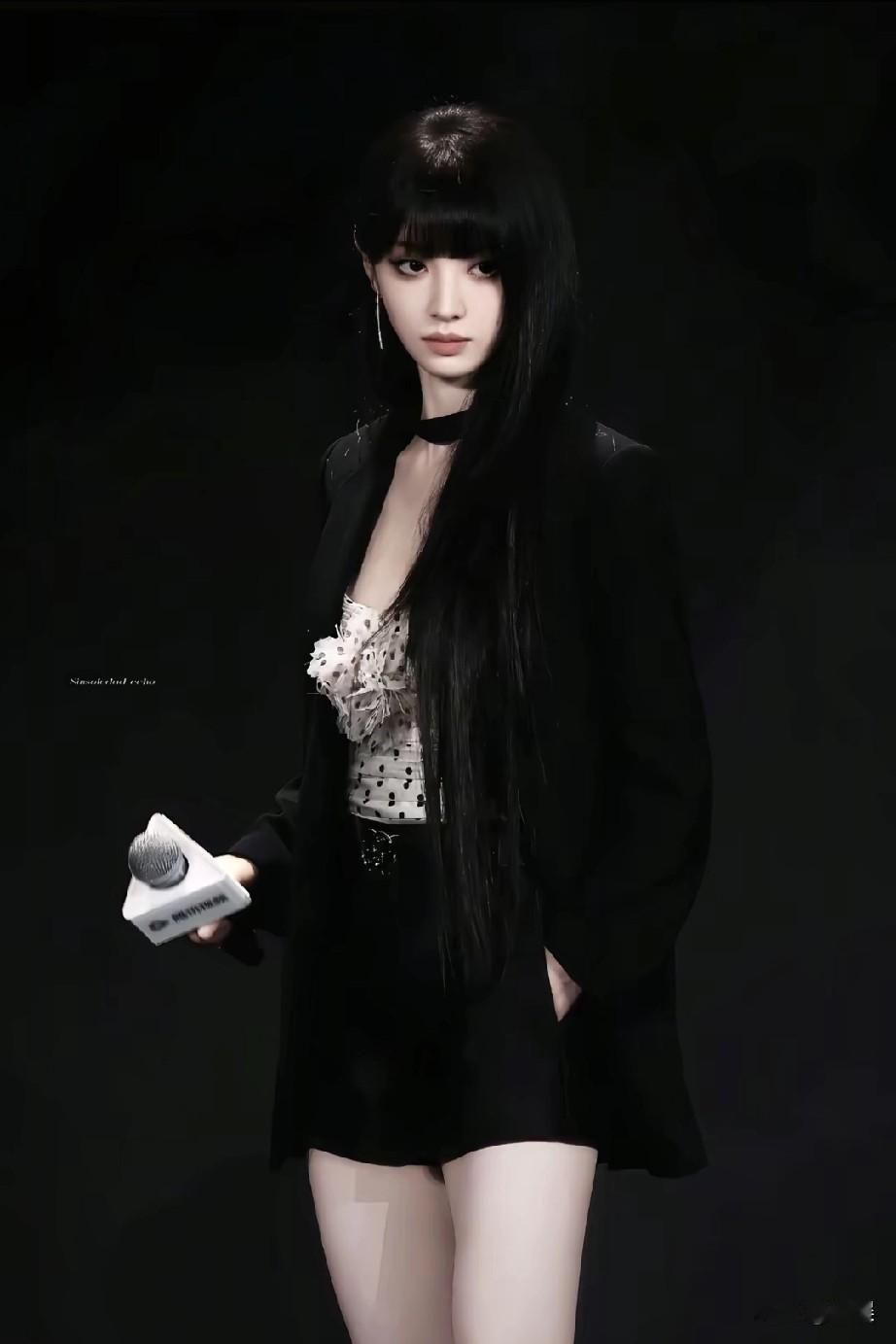 田曦薇甜妹与酷飒
一袭黑西装搭配精致内搭，长发垂落间，手持话筒。这样的田曦薇，谁