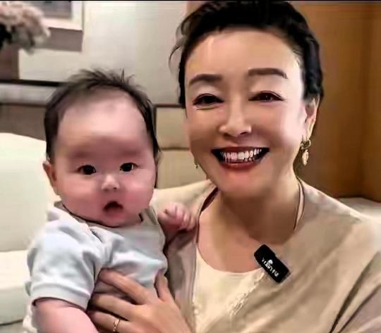 马筱梅近期公开三个月儿子汪宝完整正脸视频，全网掀起一场基因讨论，大家细看五官后发