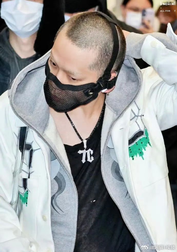 从颈环到唇钉，从涂鸦发型到不对称夹克，崔玹硕的时尚从不管别人懂不懂，只做最拽的自