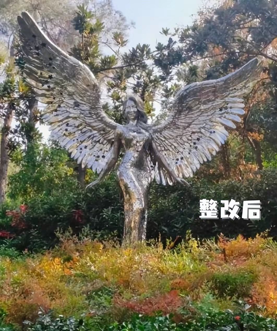 二姐的回应是有人在墓地进行直播，已经打扰到了李玟，所以公园方面才做出整改。二姐回