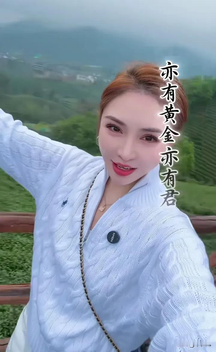 照片上的网红刘校长
周口人
事业做的很好，办舞蹈，美美院，直播


她很漂亮，很