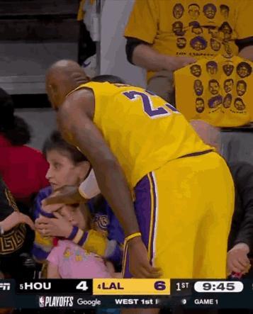 满是爱心💗勒布朗在将传球拍出界外时，不小心打到了一位粉丝小朋友。

他立刻上前