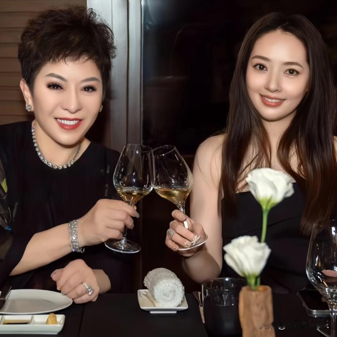 郭碧婷爸爸，越来越看不懂他了

你说他心疼女儿吧

还暗戳戳的
表示婆家抠搜。