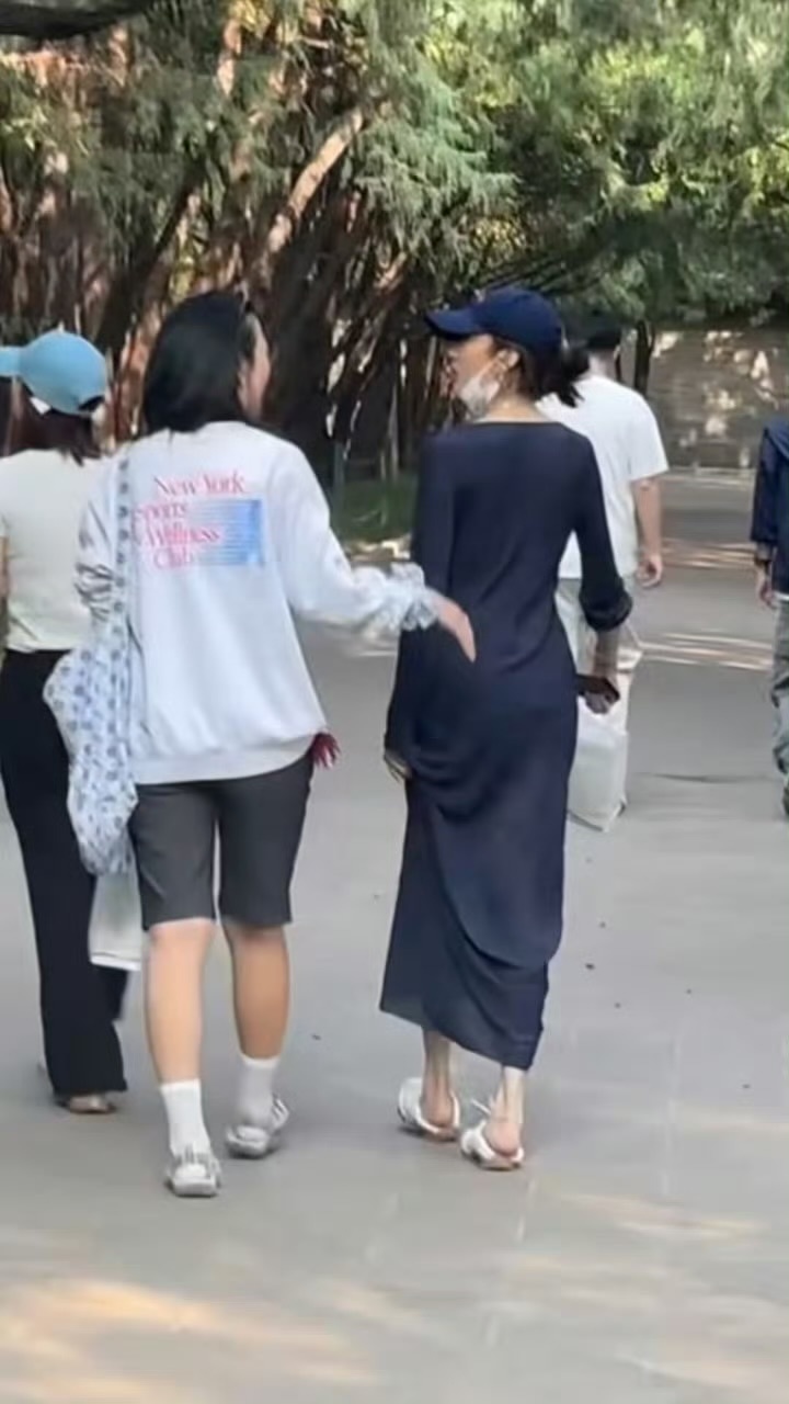 孙千又出门溜达了，北京路上随机刷新孙千，全北京最喜欢溜达的小女孩[送花花] ​​