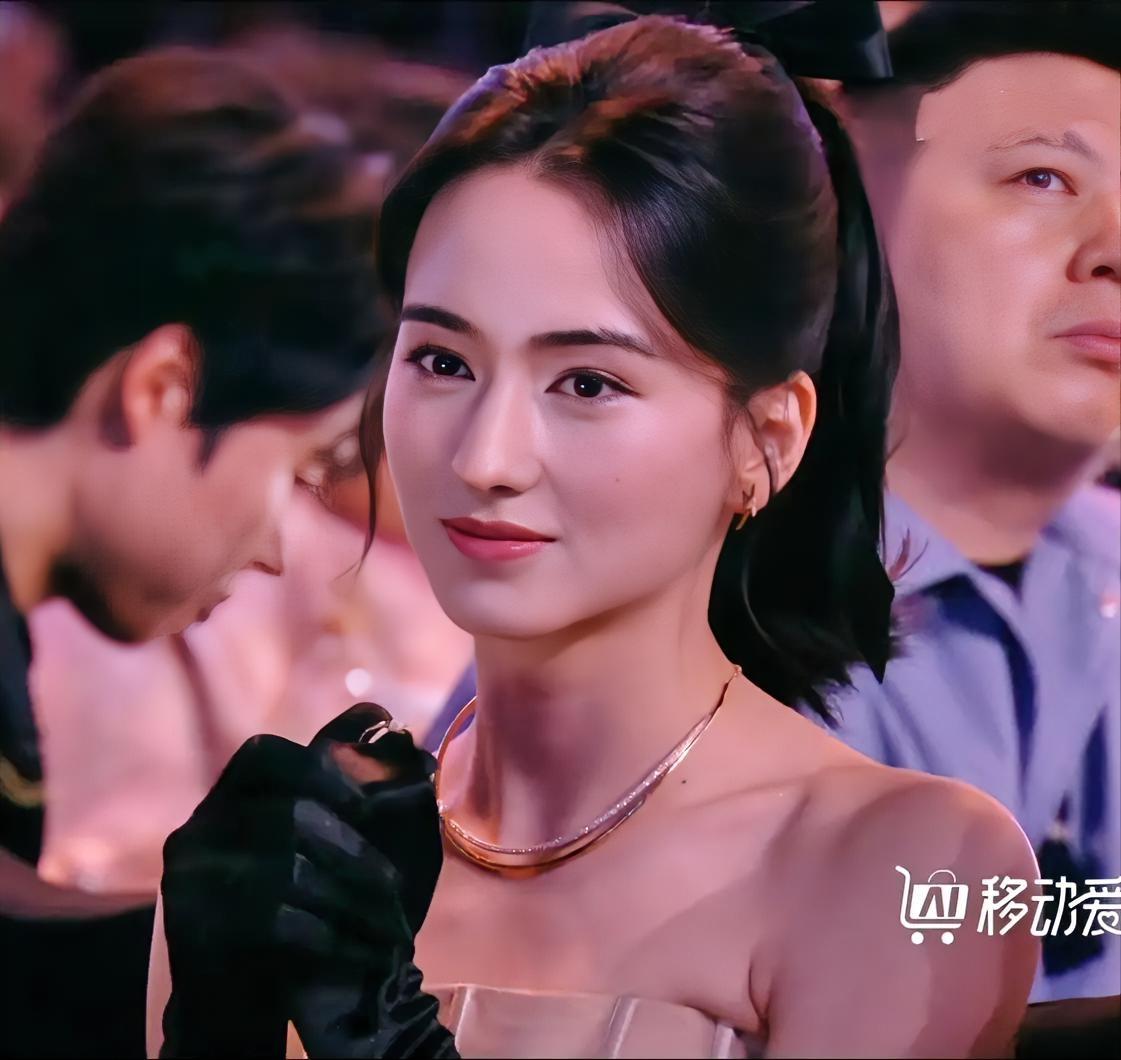 哇塞，这怼脸镜头美我一大跳！
五官太精致立体了！大家认出她是谁了吗？她就是：
