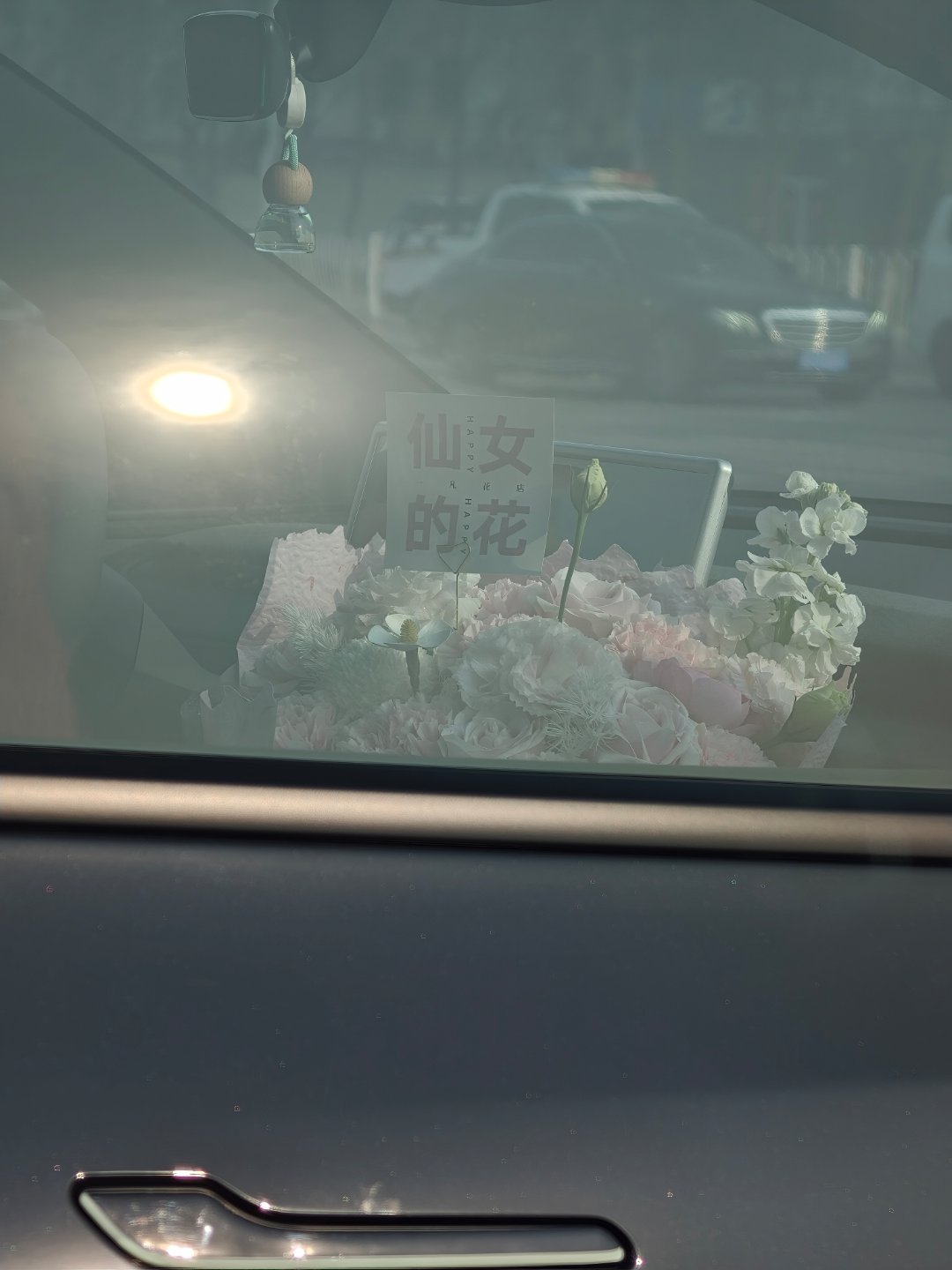 祝女同志们三八劳动妇女节节日快乐