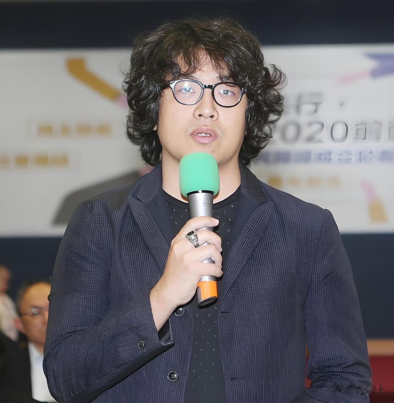 沈伯洋还在硬撑“不怕”，但明眼人都看出他慌了——家族公司被断了大陆业务，自己成了