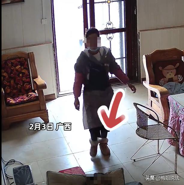 广西，一女子父亲病重，一直都是作为女儿的她近身服侍。这一天上午，女儿照常走进屋，