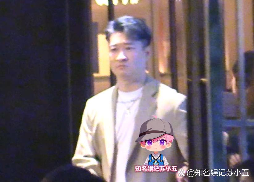 曹云金与美女聚餐知名娱记苏小五拍到曹云金深夜与美女聚餐，生活很潇洒。 