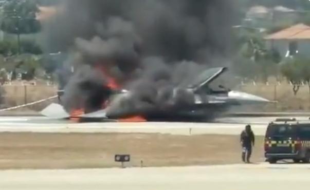 希腊空军F-16战机迫降引发大火

一架希腊空军的F-16战斗机在执行训练任务时