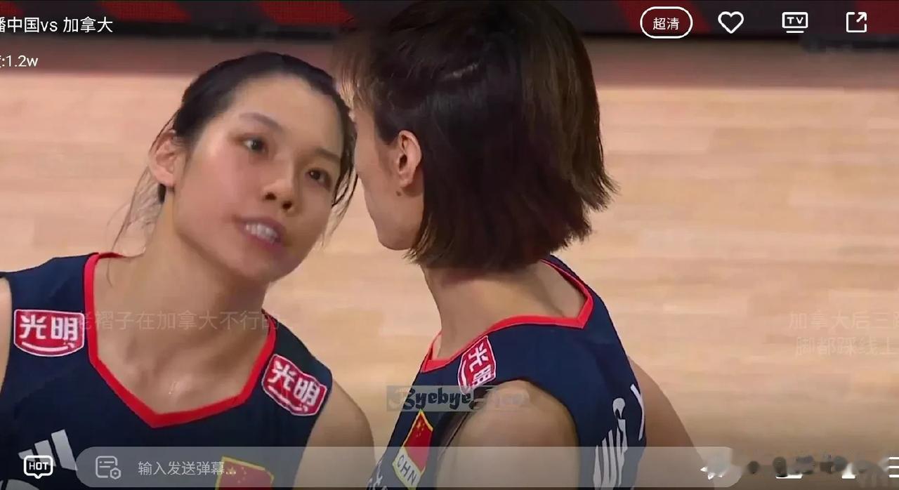 范赖克缺阵，中国女排1:0（25:22）加拿大女排。
张籽萱第一局传副攻的球很棒