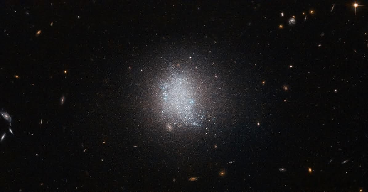NGC 949：一张双面星系在三角座，距离超过3000万光年的NGC 949，看