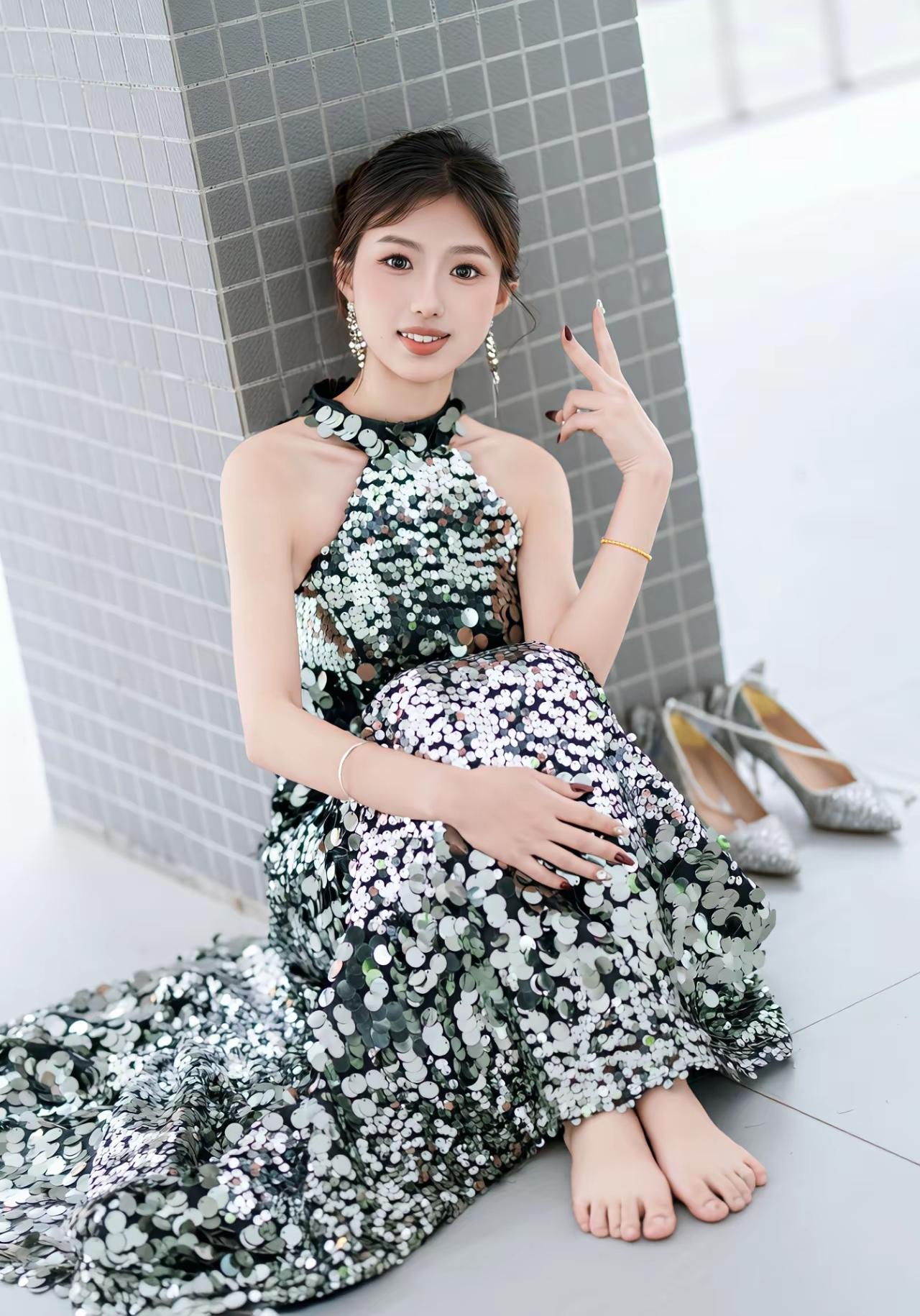 您也许看到的是她的普通，甚至笨拙，
但我却看到了她就是普通的我们，阳光，自信，还