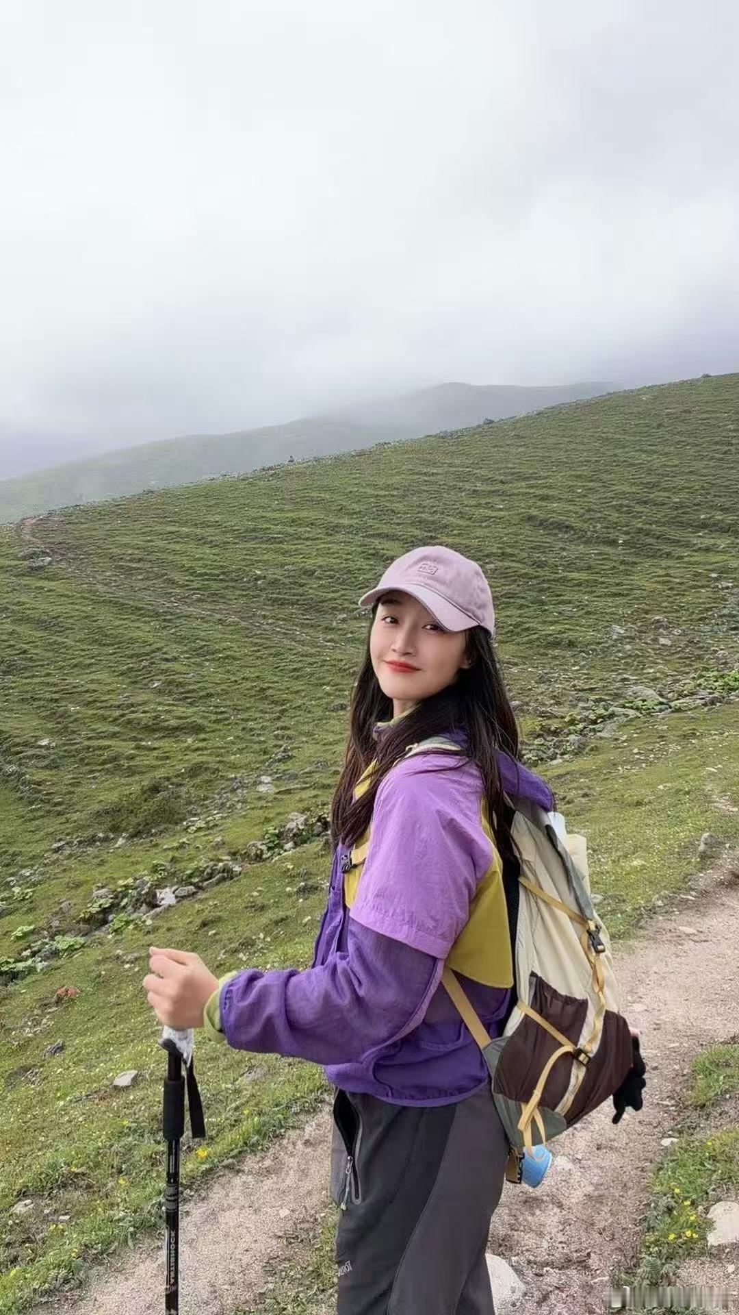 蓝盈莹去徒步了许家伶遗憾没走成的路，蓝盈莹今天替她一步一步踩过去了。 