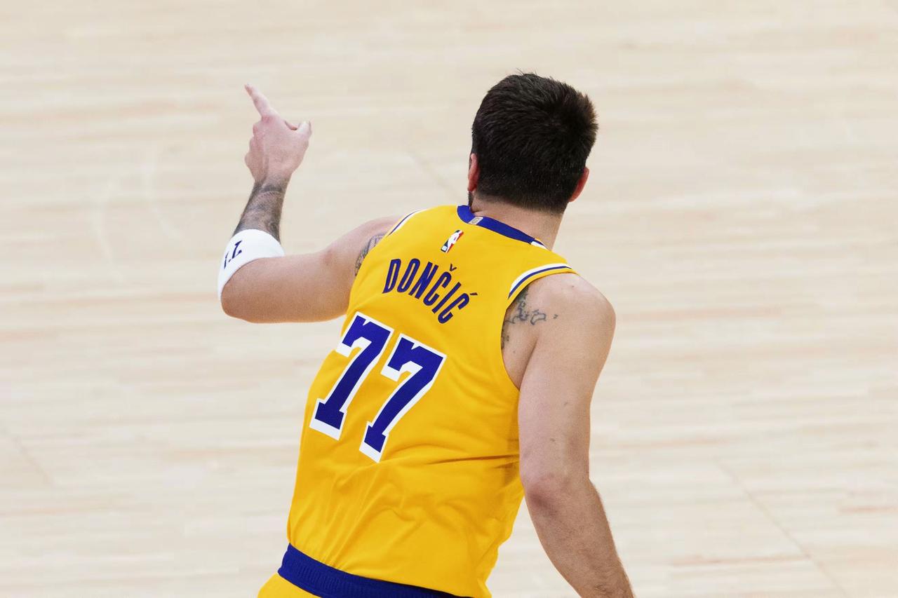 东契奇，在带动队友这块儿，真的是独一档


东契奇在的时候，独行侠的那帮锋线都是