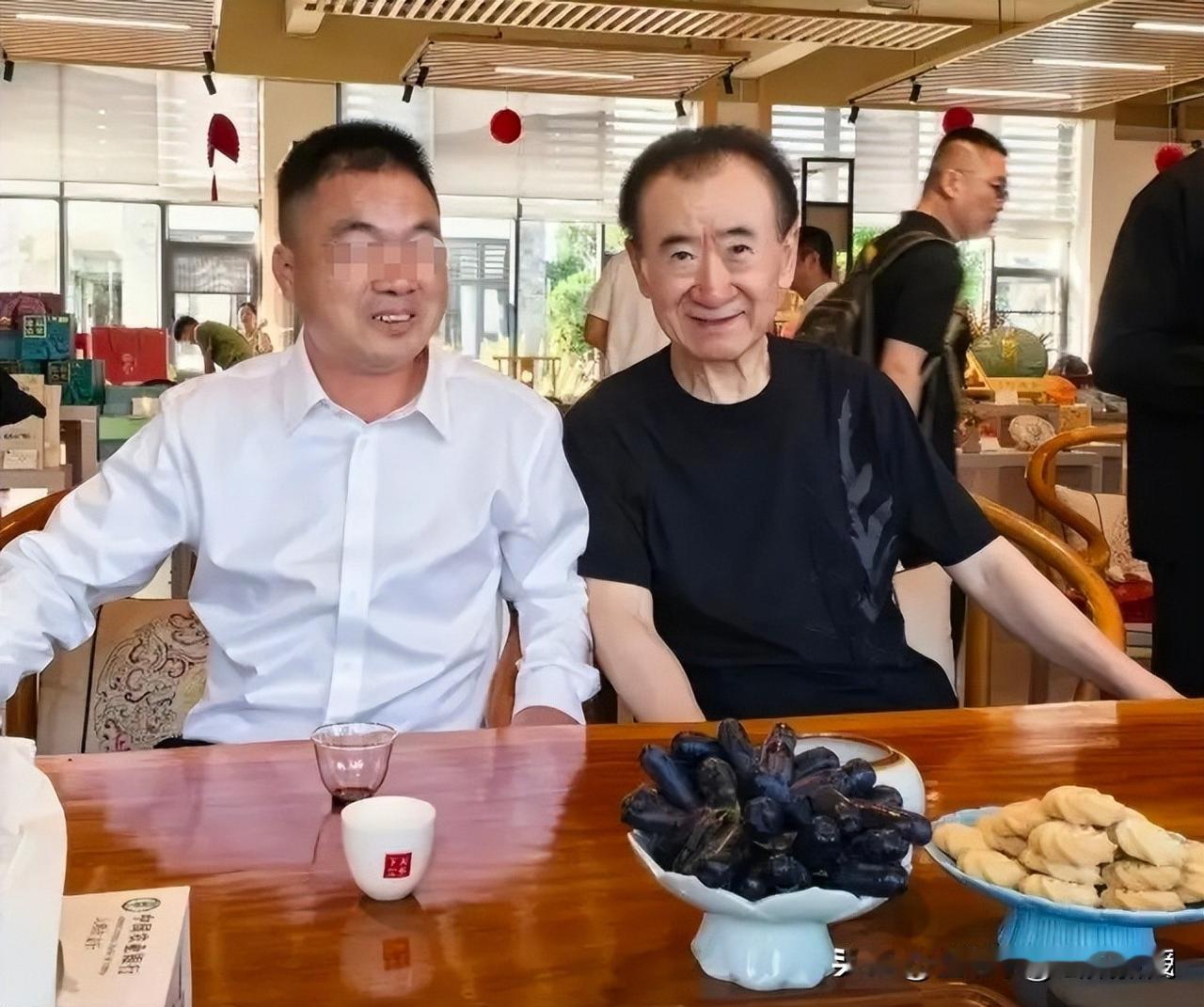 对比许家印满头白发的今天，71岁仍满头乌发王健林的含金量还在上升。
 
同样是曾