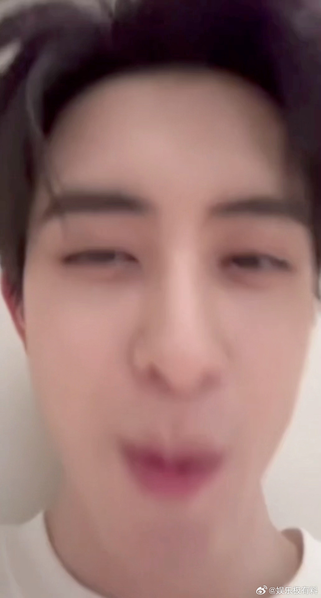 敖瑞鹏抛媚眼给我看敖瑞鹏怼脸玩抽象 谁能拒绝怼脸的敖瑞鹏！抛媚眼超撩，眉毛灵活到