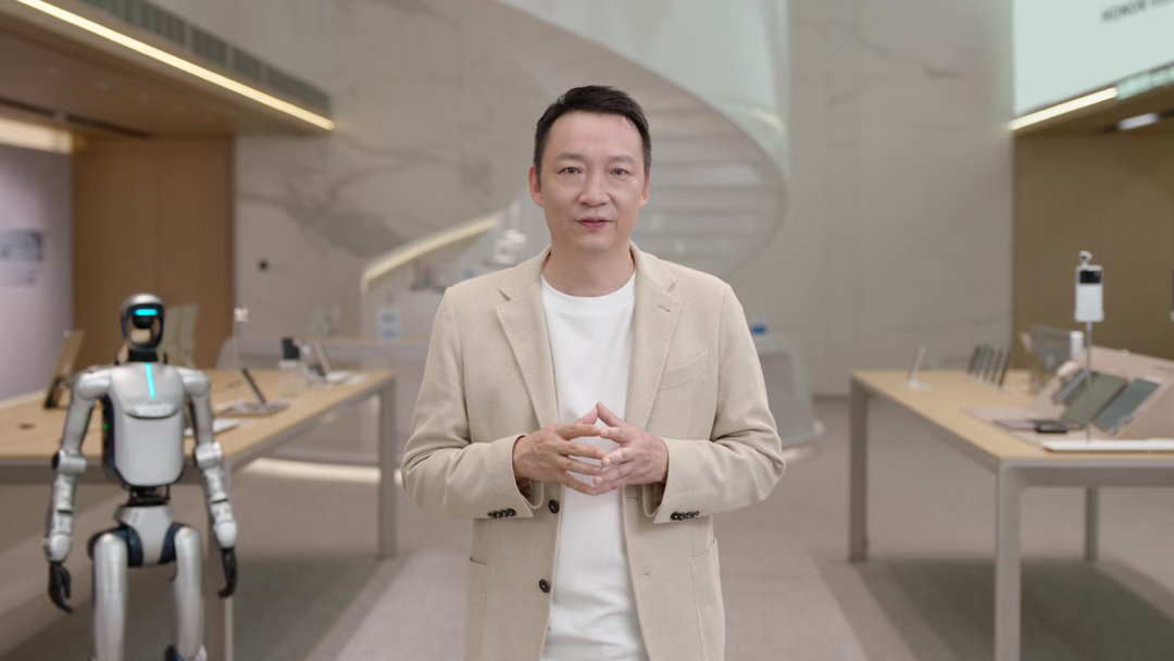 荣耀CEO李健：荣耀把AI探索的无人区走成主干道。今天，行业首个真正实现系统级A