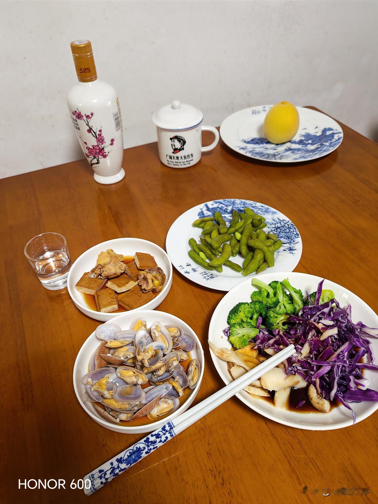 早上，在菜市场遇到媒婆。她问我是不是在找农家小院，我点头，她说她手上有现成的三间
