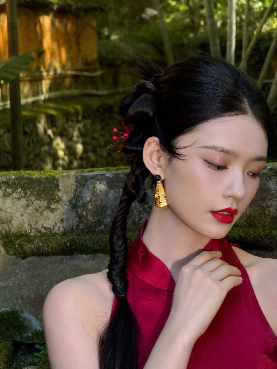 林允有自己的三小只 林允晒七夕后台合照，周洁琼古典、蔡文静温柔、林允灵动，三人同