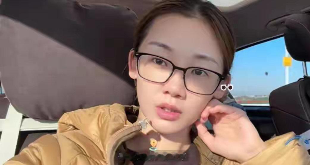 苗苗元旦带儿女探班郑恺，新加坡吃日料游泳，孩子自己洗澡很独立 