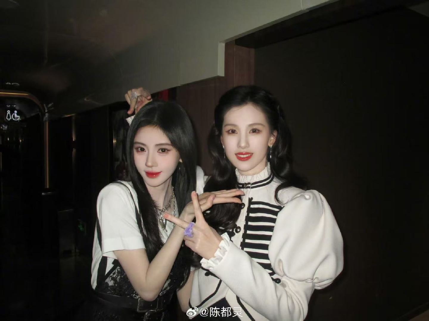 陈都灵晒月鳞绮纪追剧团照 鞠婧祎陈都灵追剧团合照 鞠婧祎陈都灵追剧团合照 