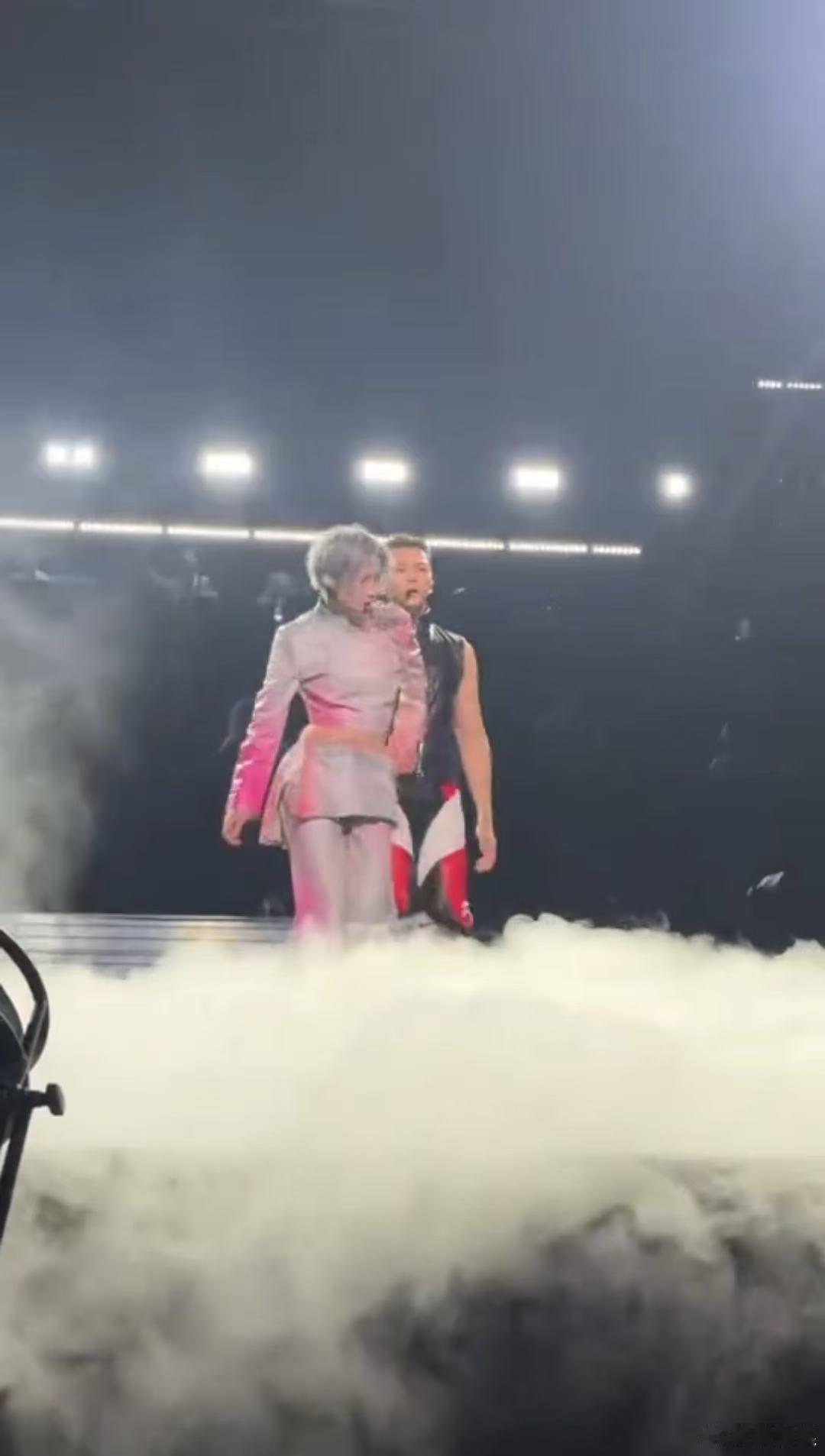 刘雨昕陈伟霆贴身热舞 合作舞台太惊艳了，两人碰撞出的化学反应简直绝了！五年前的约