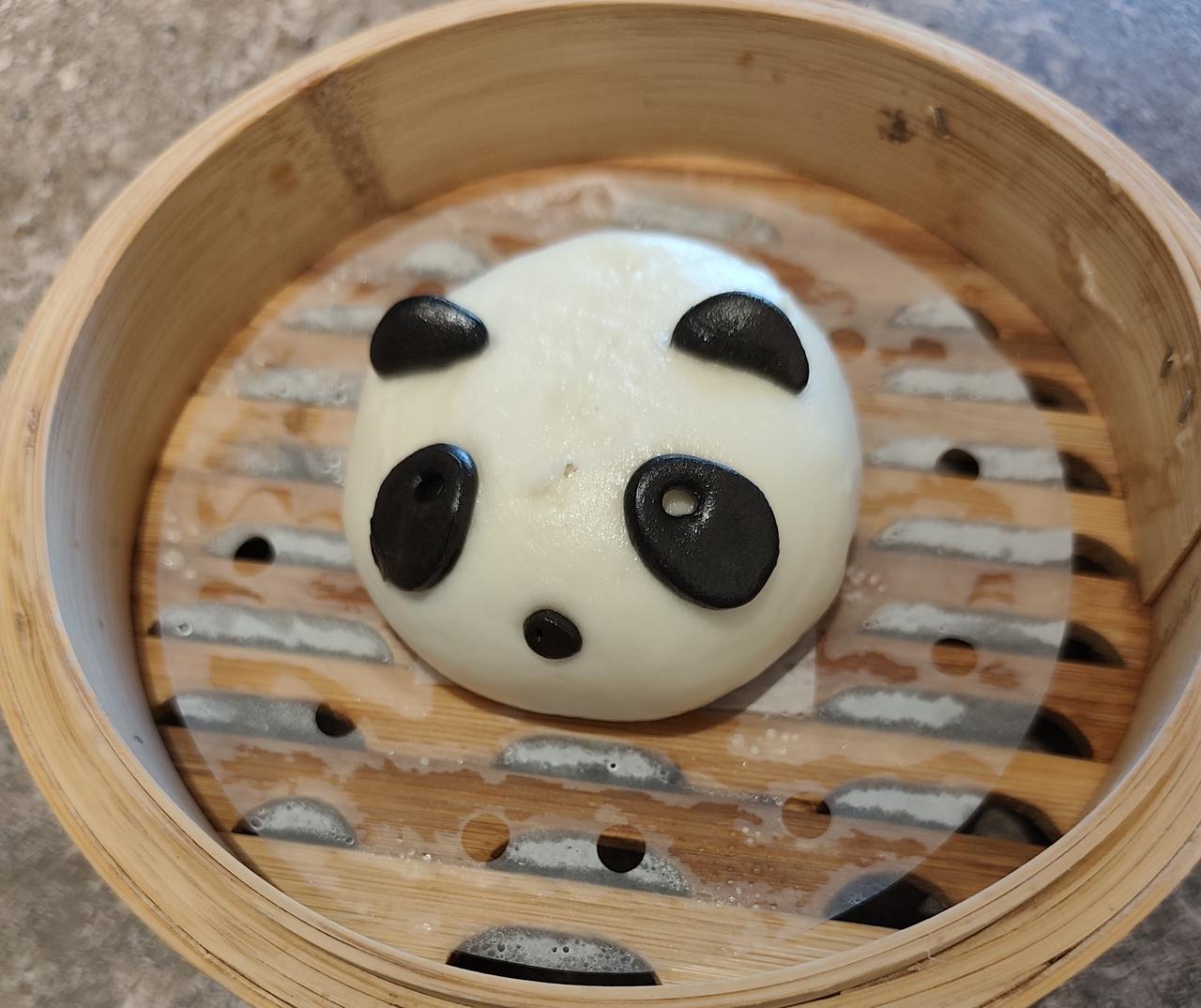 在广州一个人饮茶可以点一件点心吃的，一个流沙包7元，一只干蒸8元，一只咸水角6元