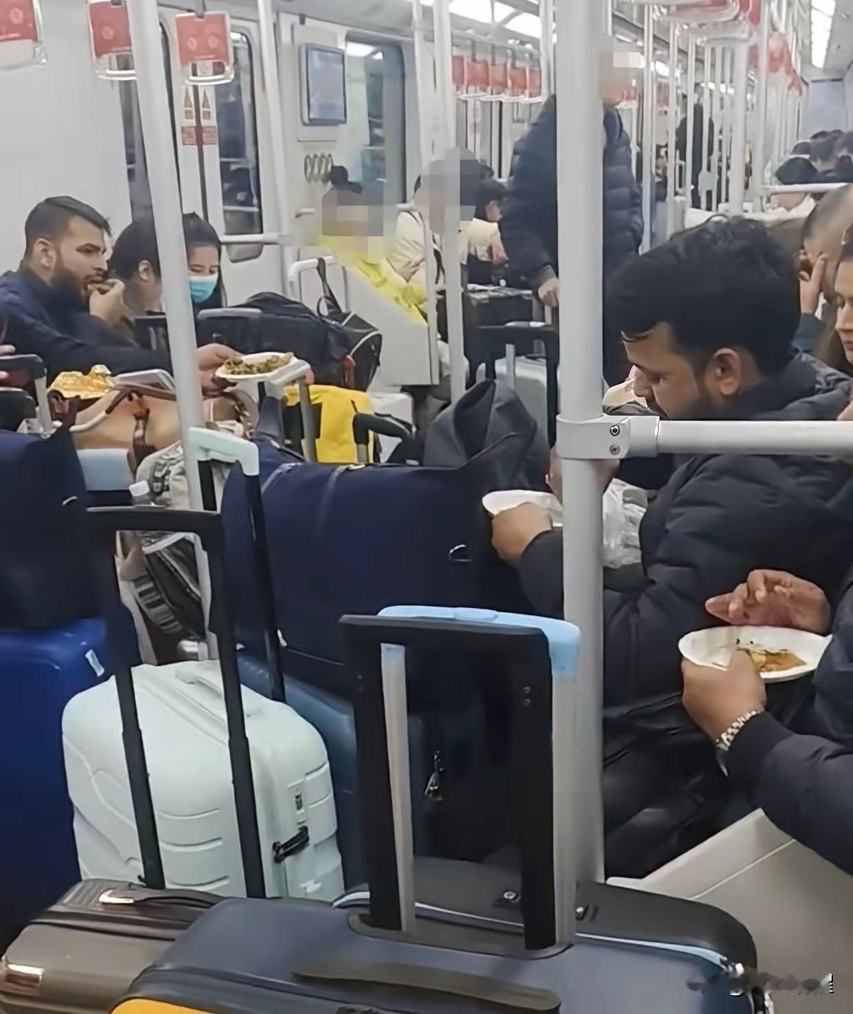 上海地铁里集体手抓饭？咖喱味飘满车厢，这操作太离谱！
 
上海地铁又出奇葩事了！