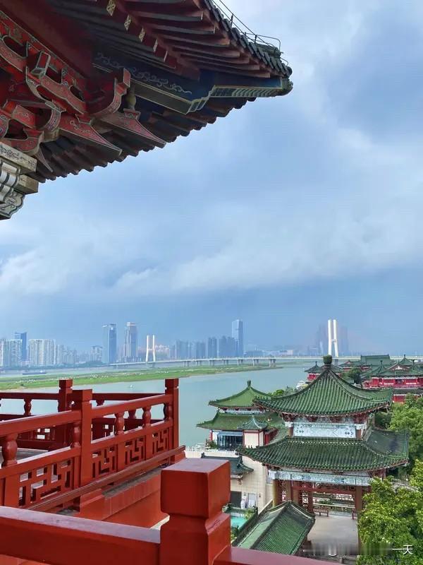 南昌两日游完整版攻略

第一天 老城美食古韵线

早餐：大士院美食街
打卡南昌本