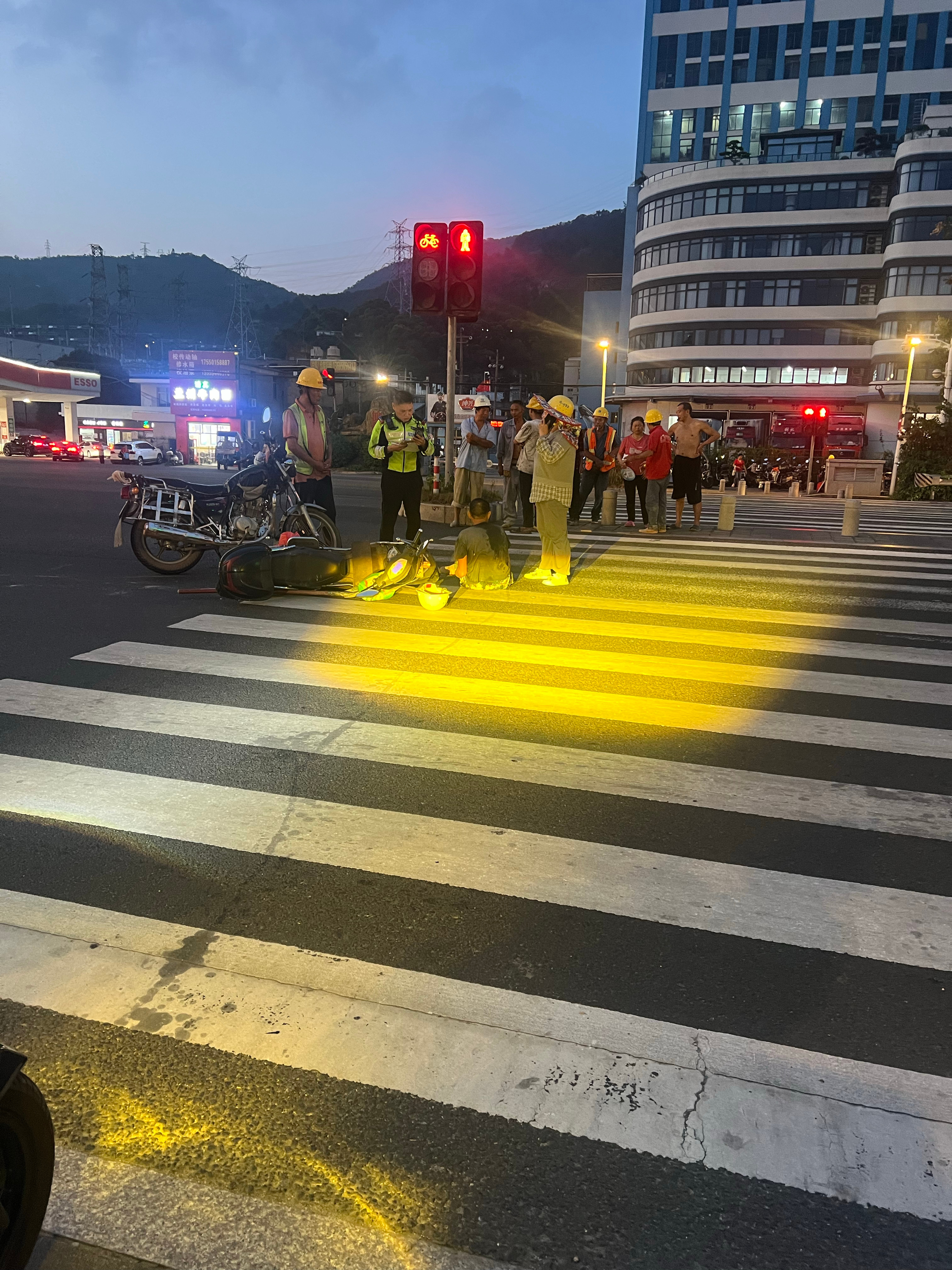 晚高峰路口发生电动车意外，出行在外，安全永远是第一位，骑车务必谨慎慢行，多留意路