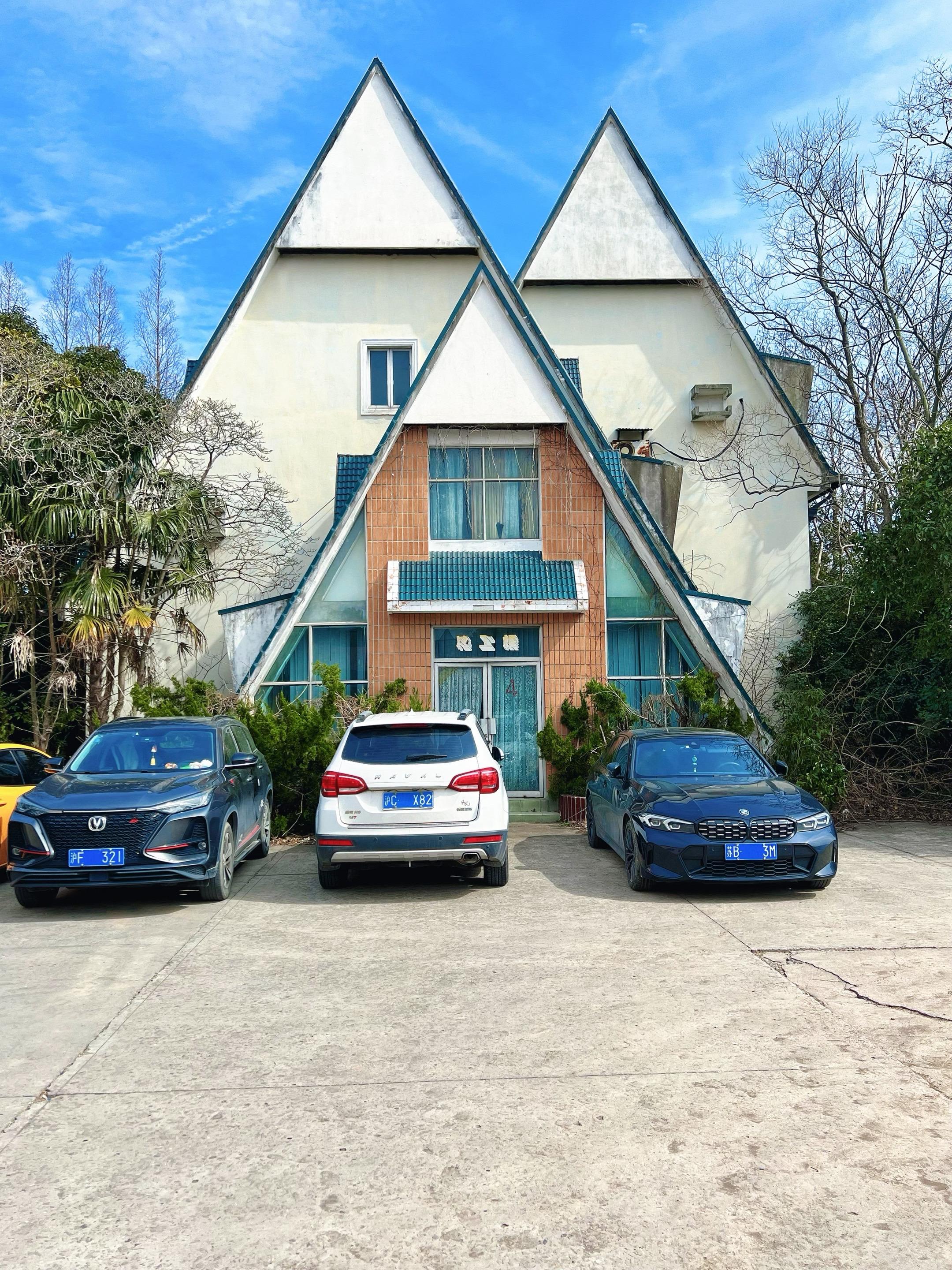 这个都违规？摄影作品而已。    的审核制度我是越来越觉得诧异了，这种...