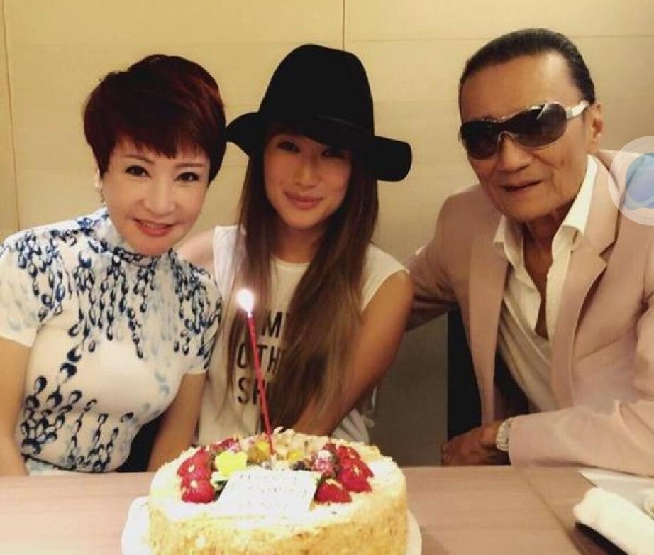 都说女儿像爸，儿子随妈。
可谢贤的女儿谢婷婷长的不偏心，她的模样既像爸又像妈，是