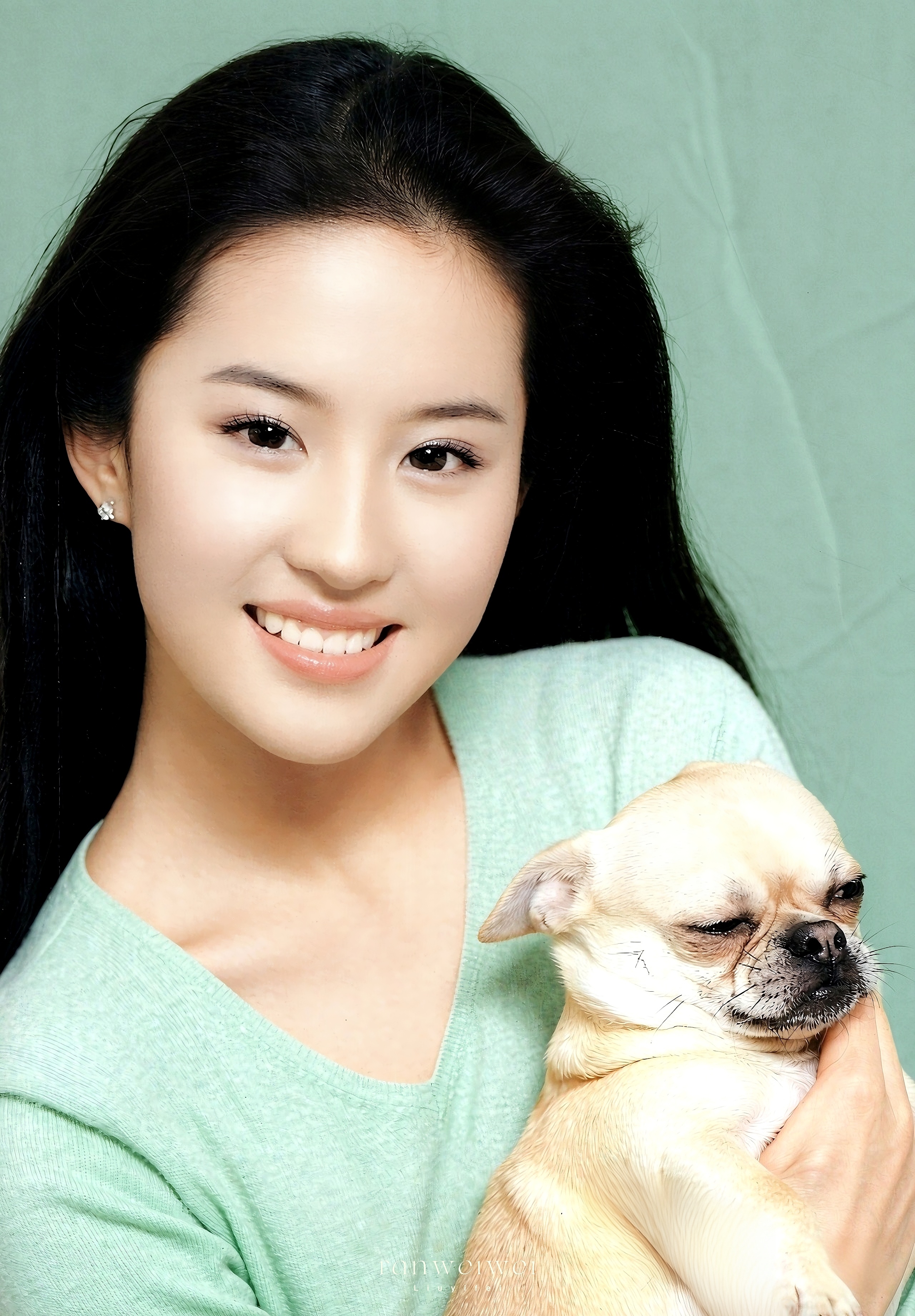 刘亦菲 修完发现那只🐶的表情哈哈哈哈 ​​​