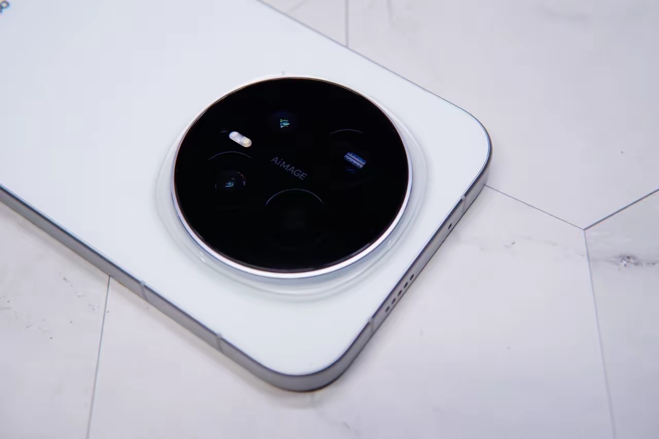 荣耀Magic8标准版打造“最美小直屏”，Pro版则为“优雅微曲屏”。新配色天青