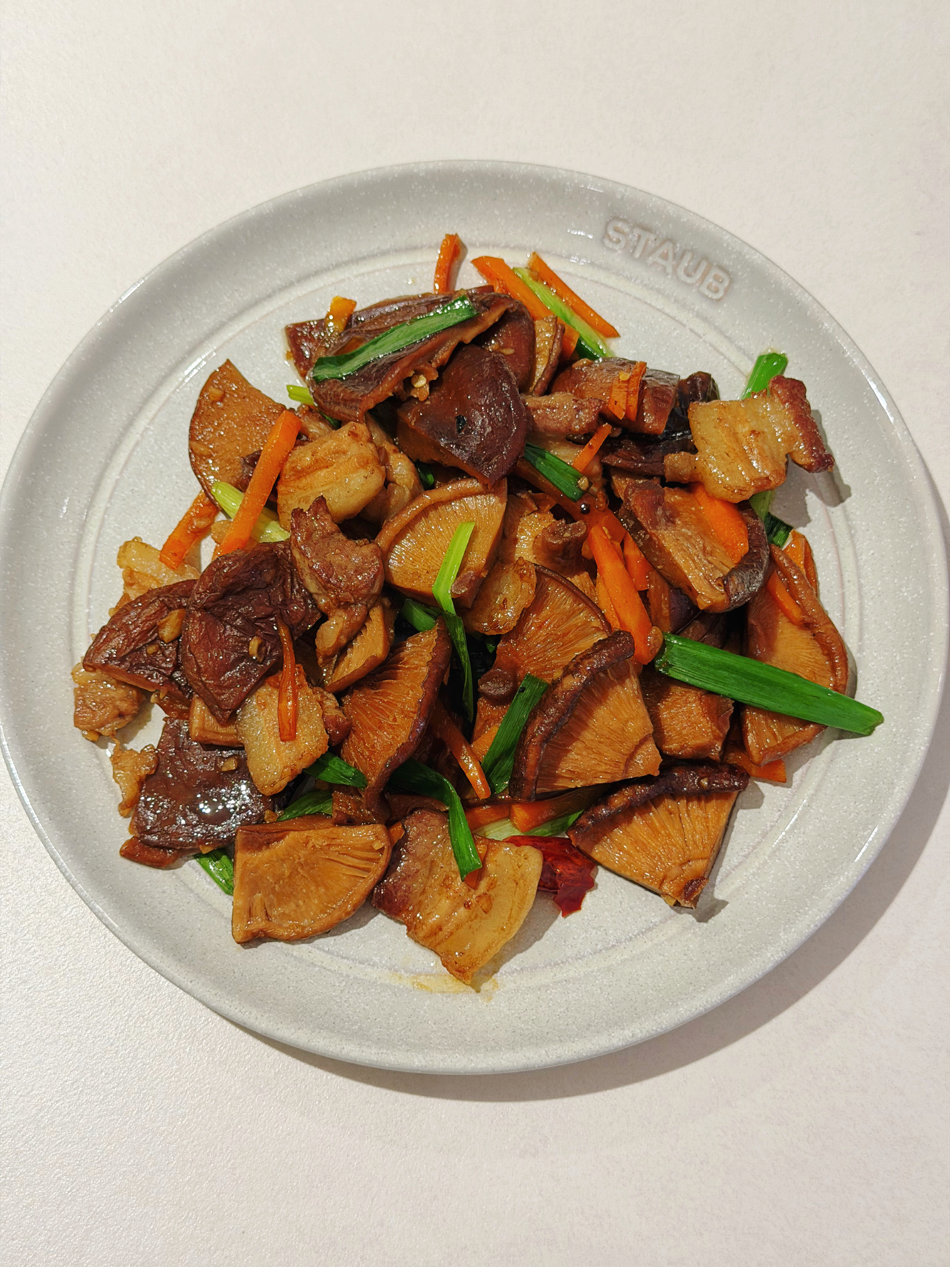 吃晚饭～盐烤滑皮虾，这种虾是野生的，最近长膏了很肥红烧小鲳鱼，其实这种迷你鲳鱼清