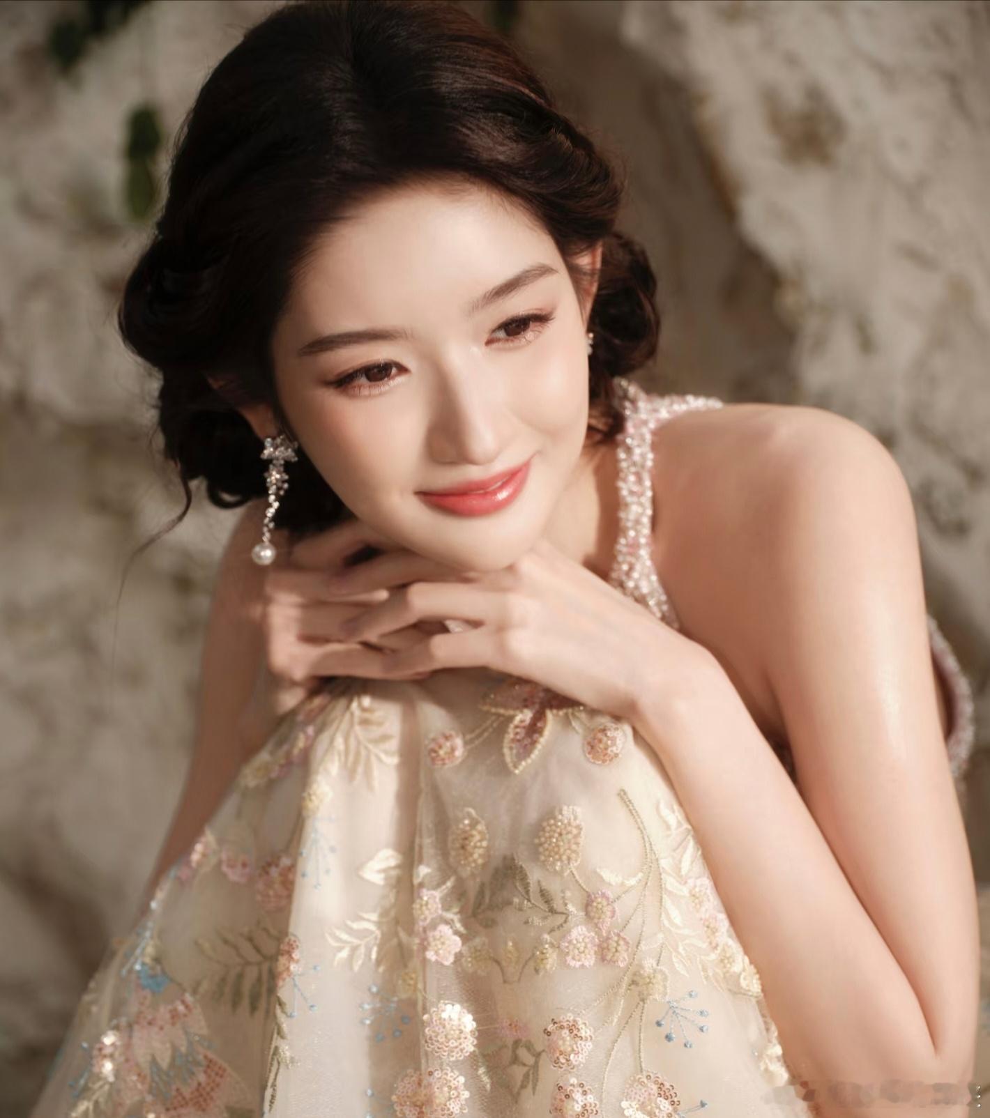 无敌喜欢王玉雯这组图，冰肌玉骨的感觉，今年王姐的美商让我直呼哇塞 