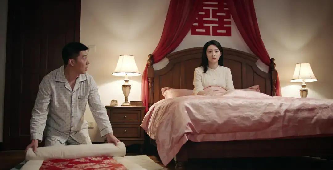 我入赘了，娶了市长家智障20年的女儿，新婚夜刚在地上铺床，她突然坐起来说：装傻整