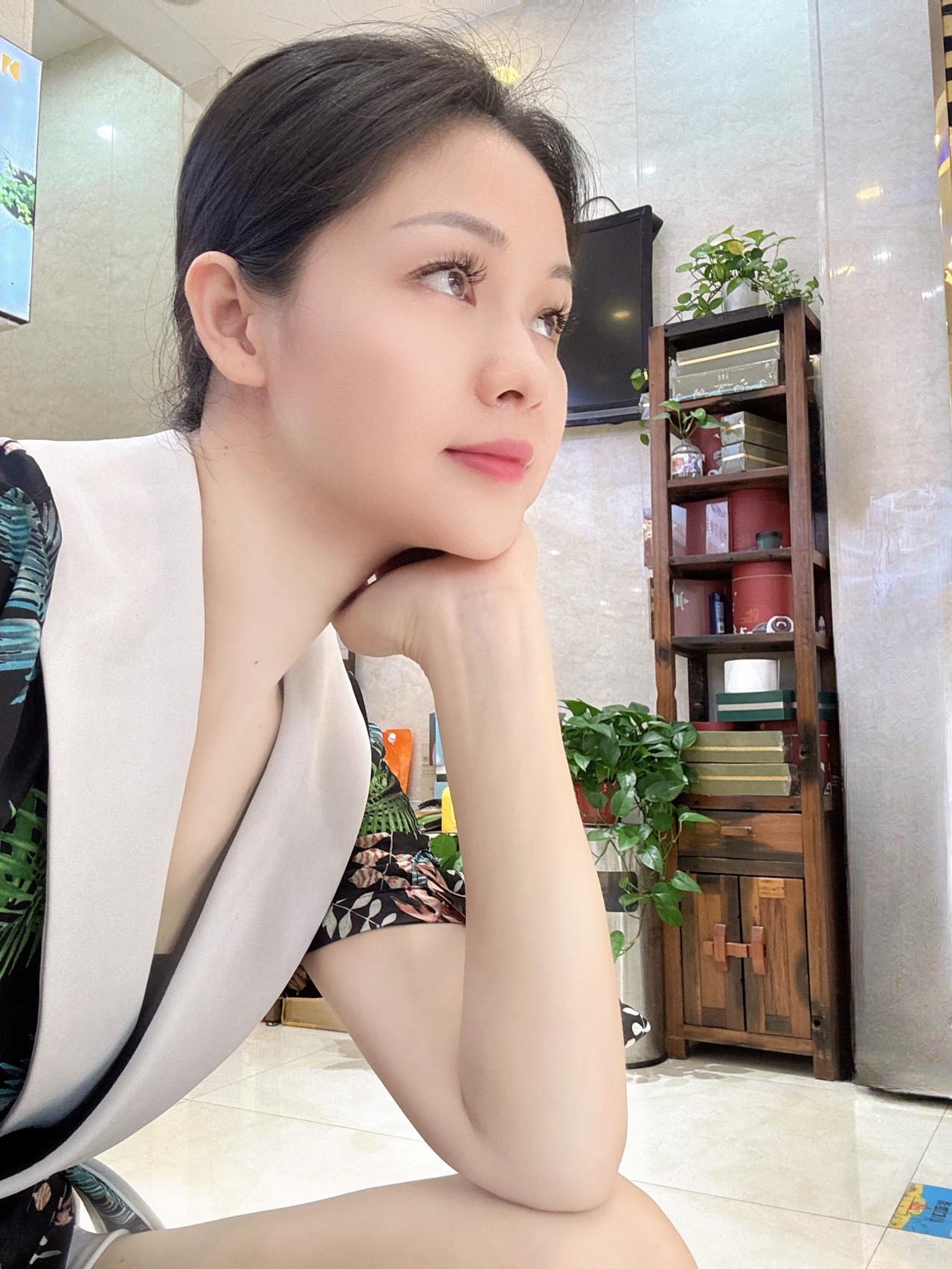 人群喧闹容易迷失自我，唯有安静独处时，心底的声音才清晰可闻。学会静听己心，不勉强