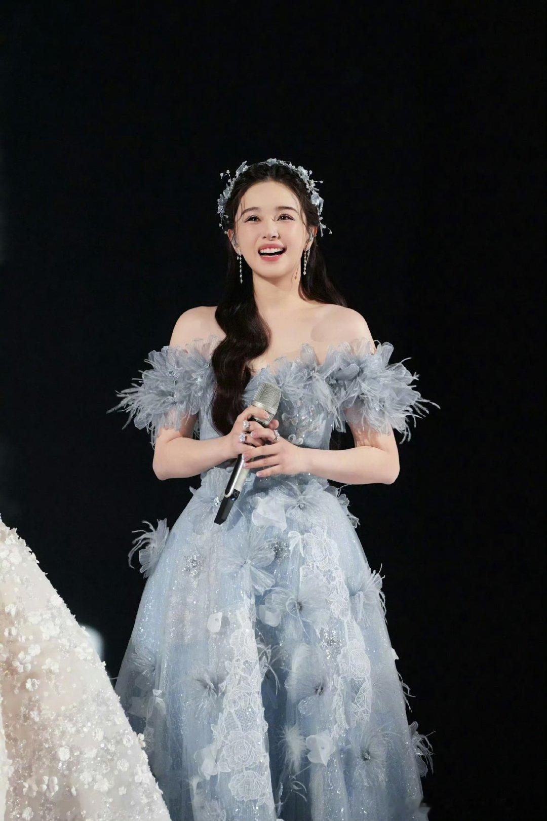 阚清子欣赏一下自己的精修图乘风2026氛围感女神上线，阚清子二公长裙造型优雅温婉