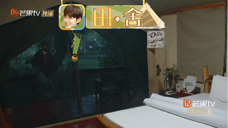 #周雨彤第一个冲过去看狒狒#当一听说有狒狒进小田屋了，周姐拔腿就是跑，冲去看狒狒