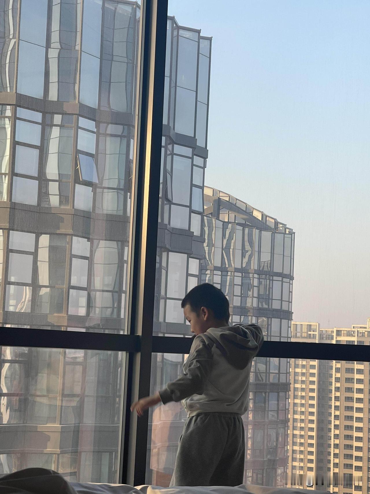 我知道我的孩子以后会生活得很辛苦
我崽崽六岁了，陪孩子长大这些年，我常常在深夜看