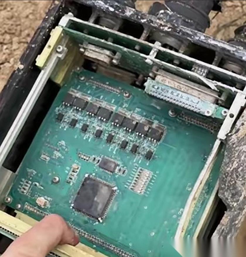 一枚被击落的伊朗导弹，肚子里的电路板照片被公开了。这张导弹内部的照片，一出来就在