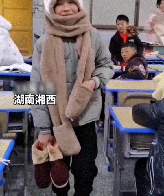 万万没有想到，湖南湘西，一女老师在食堂吃饭时，看到他们班上一学生穿着一双好看又暖