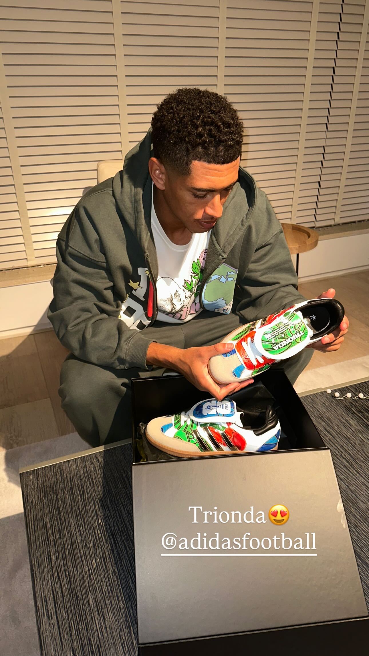 快拍更新收到了世界杯比赛用球图案的鞋adidas