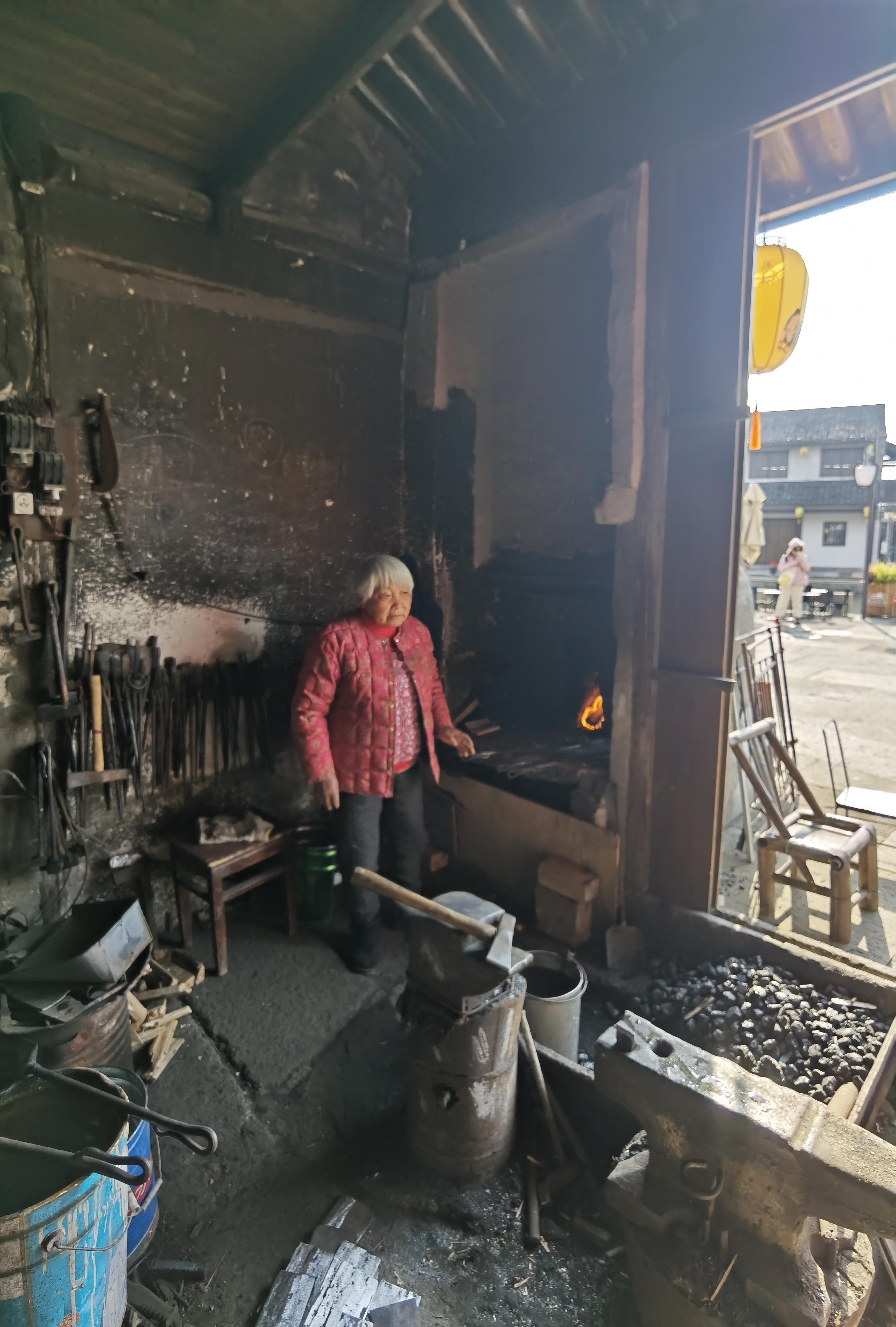 在东浦古镇，历经30年还登上央视的打铁作坊，依旧“叮叮当当”传承着古老的手艺。买