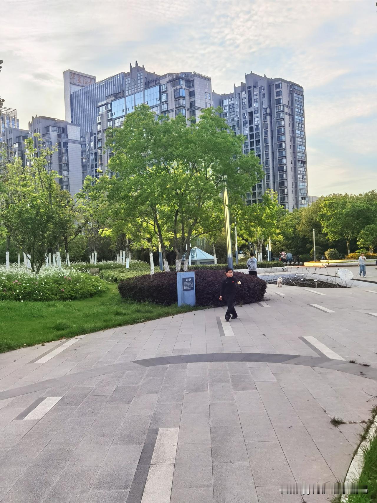 绿树掩映楼阁间，人间仙境在眼前。