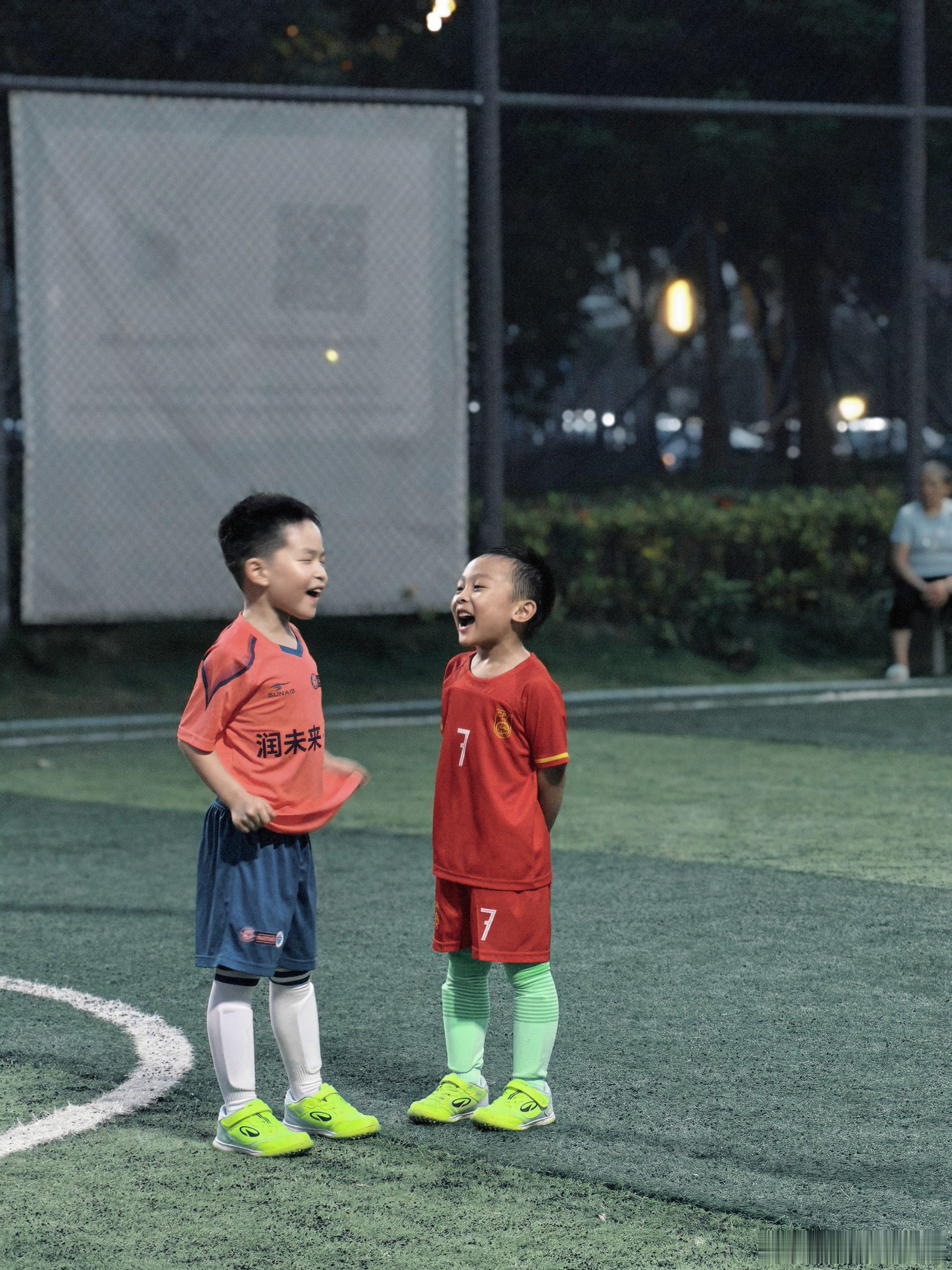 FIFA更新男足世界排名虽然国足很菜只排名91位但我身为中国人还是得支持和我儿子
