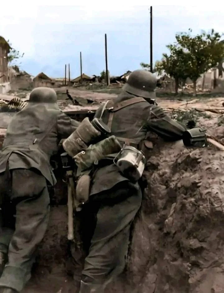 1942年9月，斯大林格勒北部的一条街道。“轻机枪部队”从战壕中压制火力。机枪手...