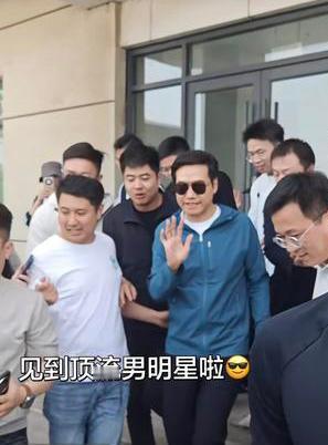 雷军在服务器被粉丝“围追堵截”！

4月17日，雷军直播新SU7从北京到上海长途